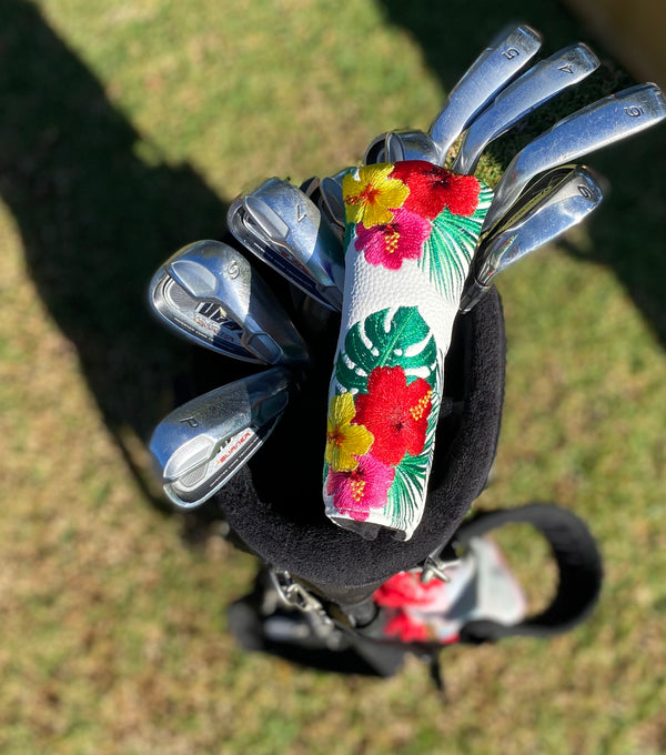 giggle golf tropical (flower) blade on a putter in a golf bag